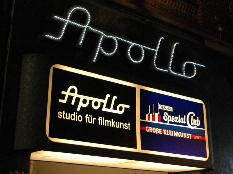 Over inngangen til Apollokino henger det også et lysskilt som viser til DESiMOs spesialklubb.