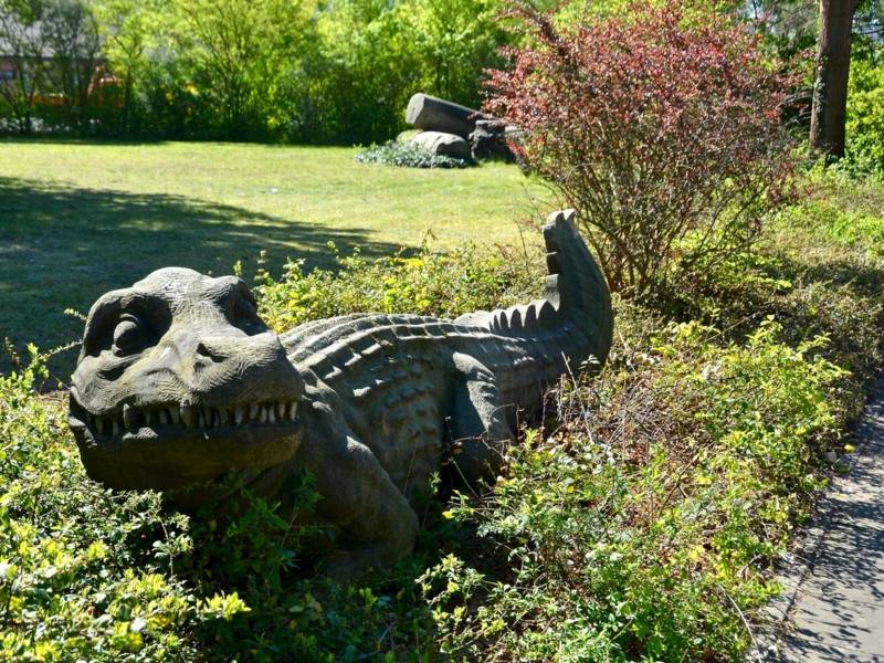 Steinerne Krokodile vor mehrgeschössigem Wohnhaus