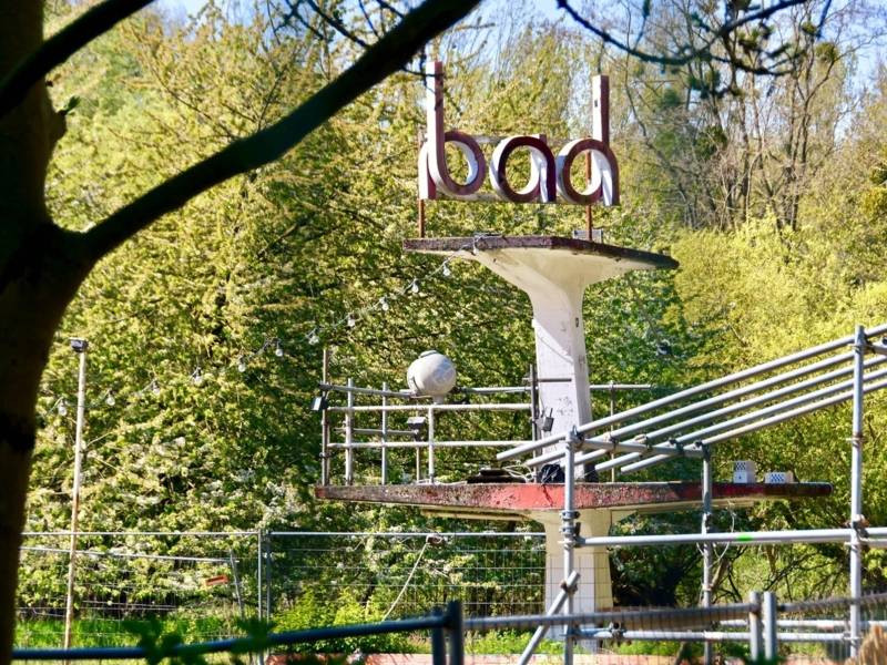 Sprungturm mit dem Schriftzug Bad