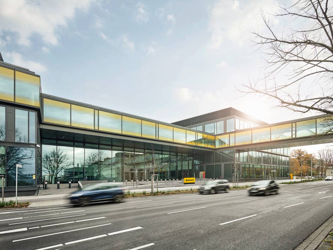 Continental entwickelt Laderoboter für EFahrzeuge Visit Hannover