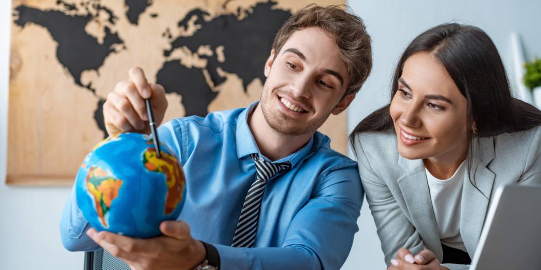 Twee mensen met een kleine wereldbol