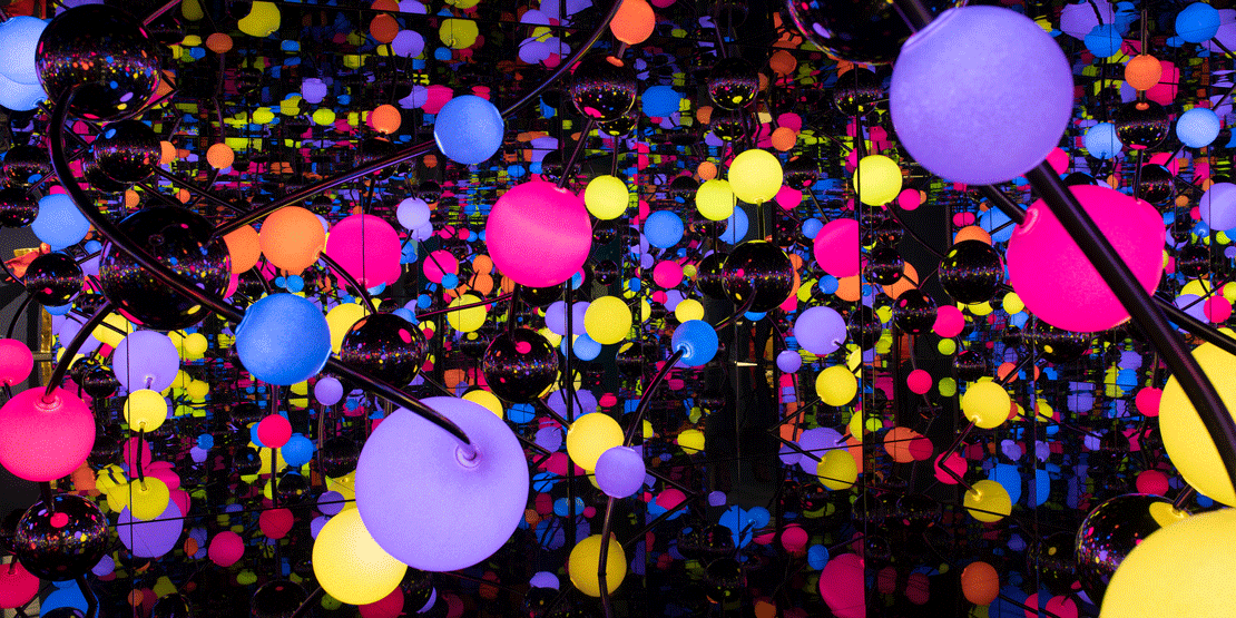 Bunte LED-Kugeln in einem mit Spiegeln präparierten Raum