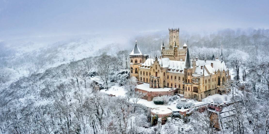 Schloss Marienburg im Schnee.