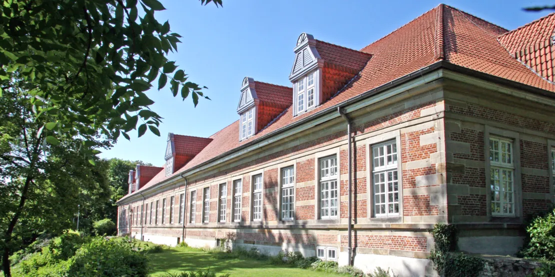 Neustadt Slot er badet i sollys.