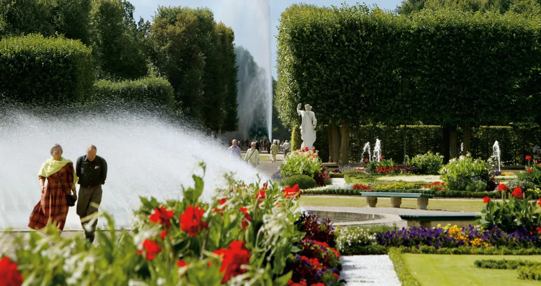 大庭園を散策するウォーカーたち。