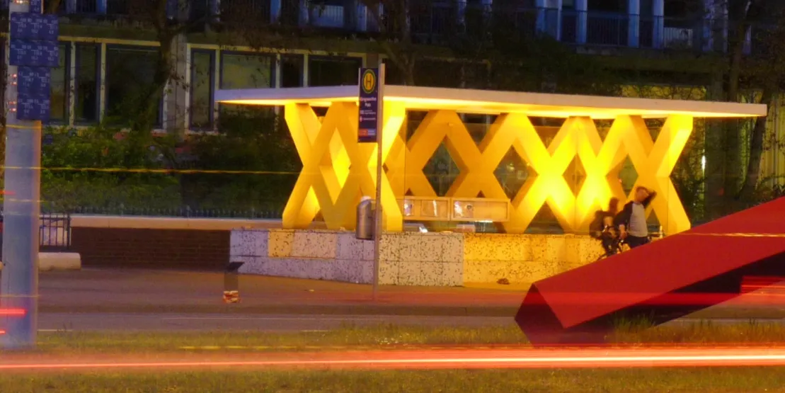 Bushaltestelle bei Nacht