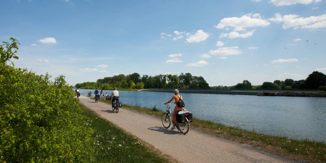 Foto: Radfahrer am Kanal in Hannover.