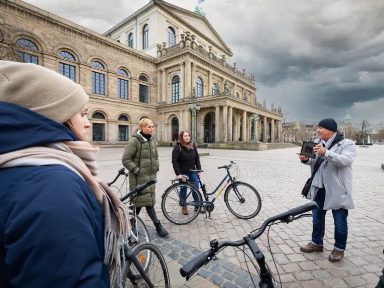 Tras la pista del crimen: en bicicleta de un lugar del crimen a otro