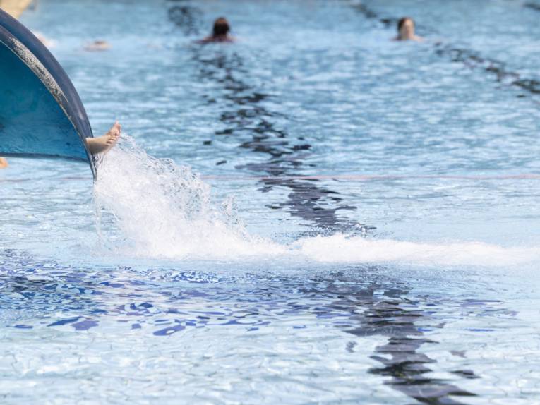 Rutsche im Aussenbecken, schwimmende Personen