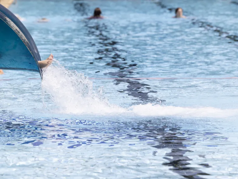 Rutsche im Aussenbecken, schwimmende Personen