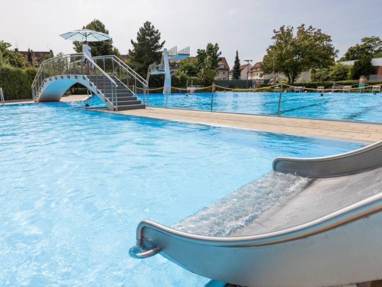Blick über die Aussenrutsche in Richtung Schwimmerbecken