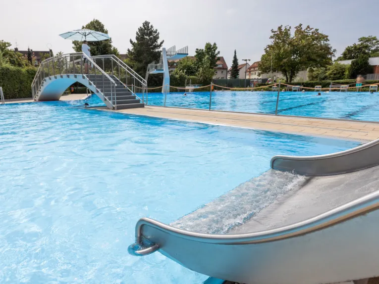 Blick &uuml;ber die Aussenrutsche in Richtung Schwimmerbecken