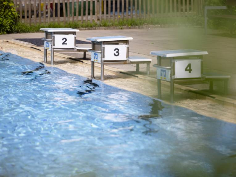 Startblöcke an einem Aussenbecken