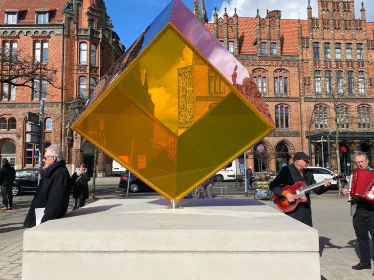 Reerección de la escultura "III-101 (Diamante II)"
