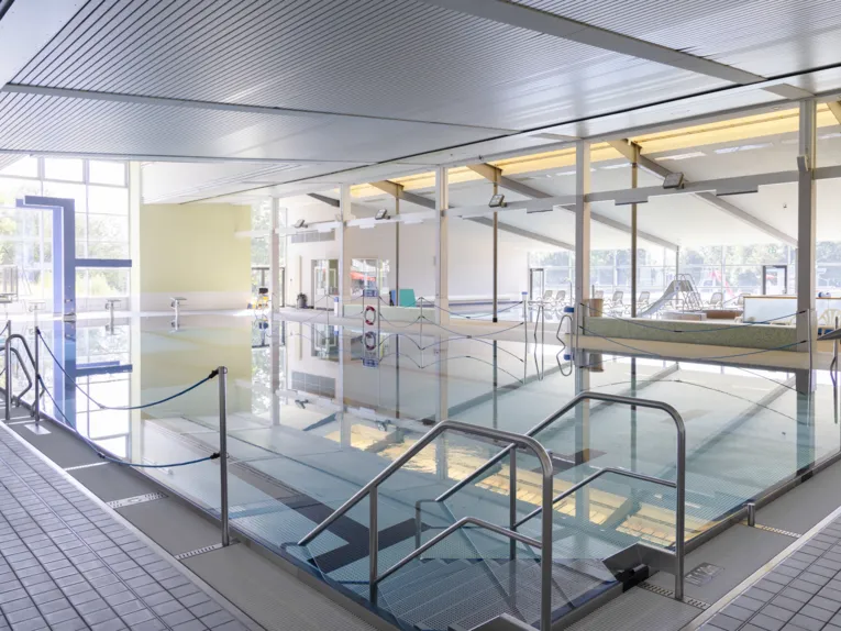 Hallenbad Schwimmbereich mit Startbl&ouml;cken und Treppe ins Wasser