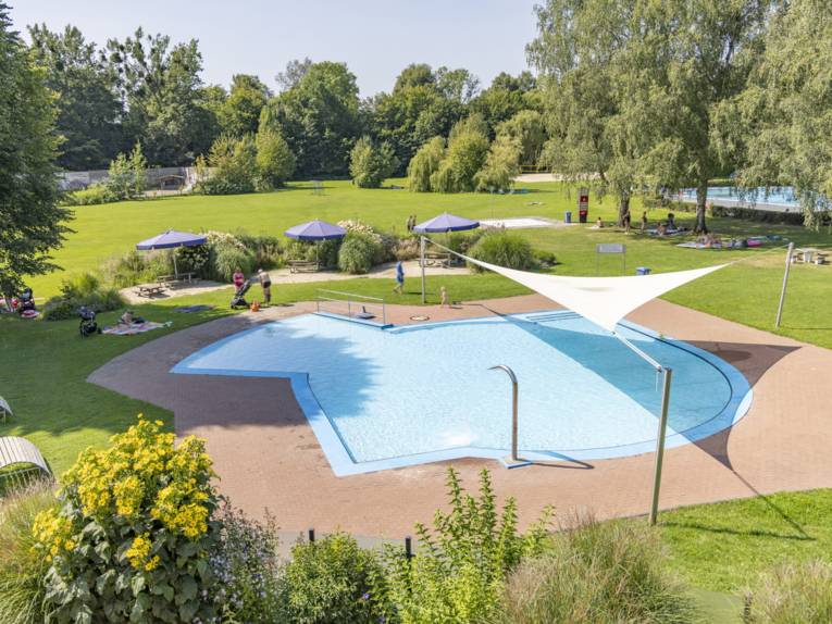 Flaches Becken in einem Freibad mit Sonnensegel &uuml;ber einem Teil des Beckens