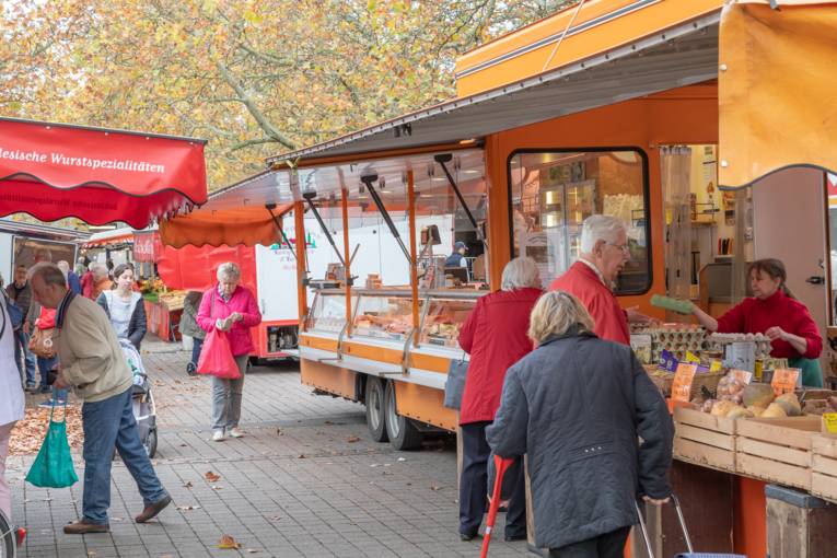 Folk på ugentlige markedet i Stöcken.