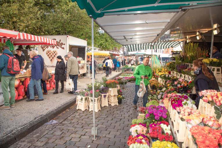Menschen auf dem Wochenmarkte auf dem Moltkeplatz