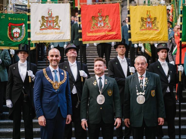 Mehrere Personen in einer Halle.