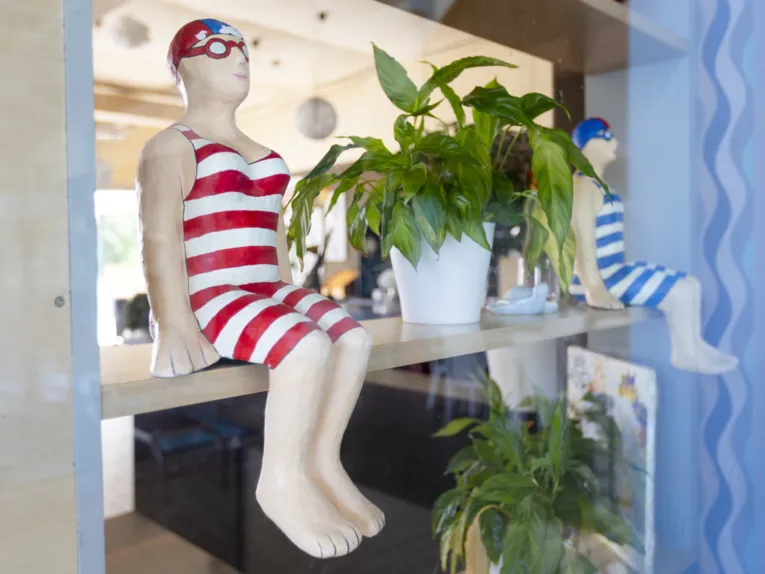 Figuren von Schwimmenden in altmodischen Badekost&uuml;men