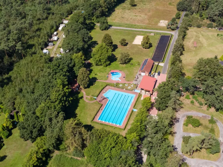 Luftbild von einem Freibad