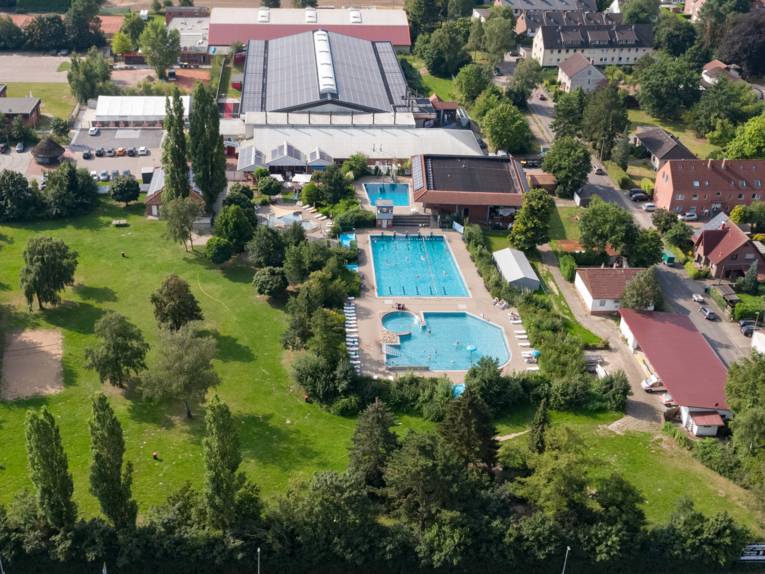 Luftbild eines Freibades