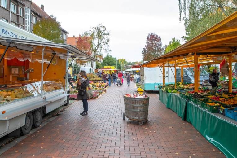 Blick auf die Gasse beim Wochenmarkt in der Klopstockstra&szlig;e