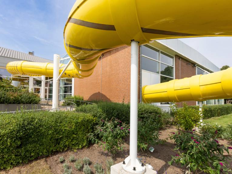 Hallenfreibad Burgdorf überdimensionierte Röhre