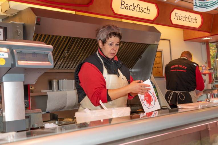 Eine Verk&auml;uferin in einem Fischwagen.