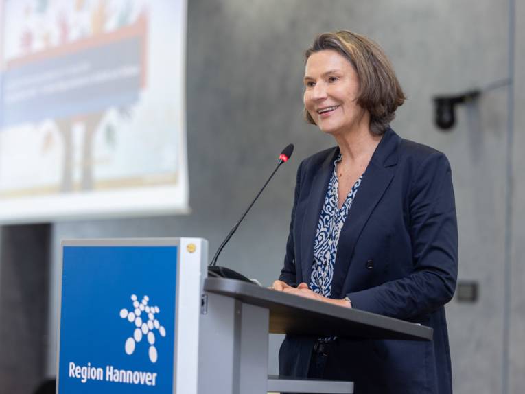 Dezernentin Christine Karasch bei der Begrüßung der Gäste.