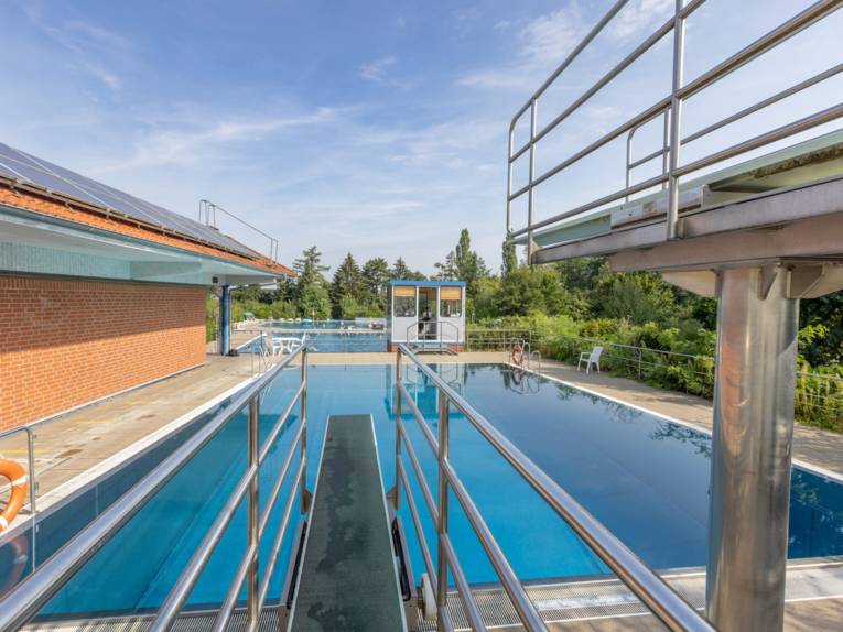 Blick vom Sprungturm über die Schwimmbecken