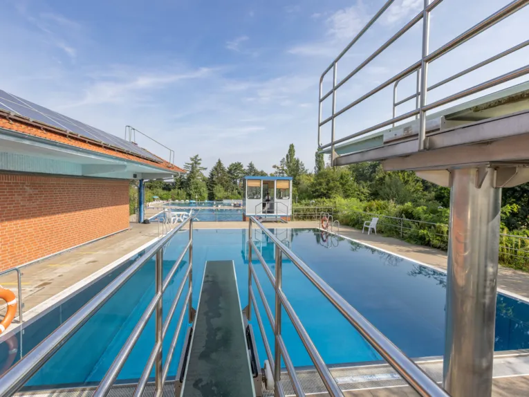 Blick vom Sprungturm &uuml;ber die Schwimmbecken