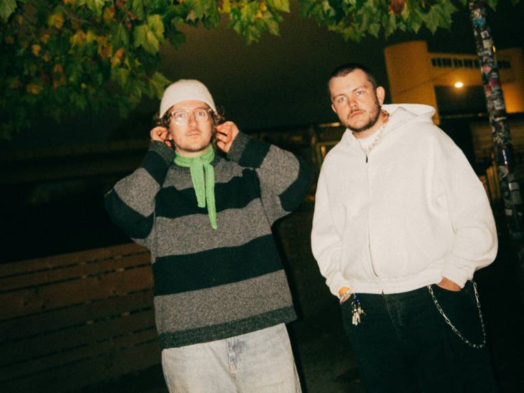 Zwei Männer in der Nacht