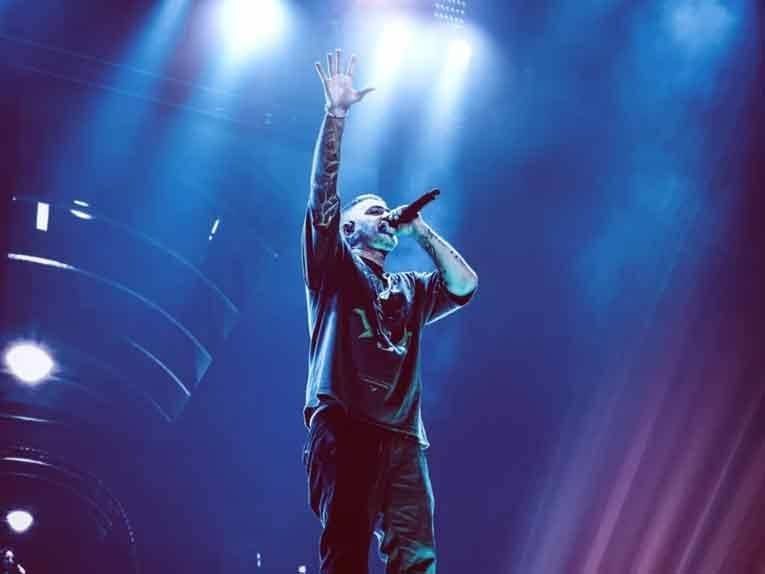 Der Rapper Bushido singt auf einer Bühne