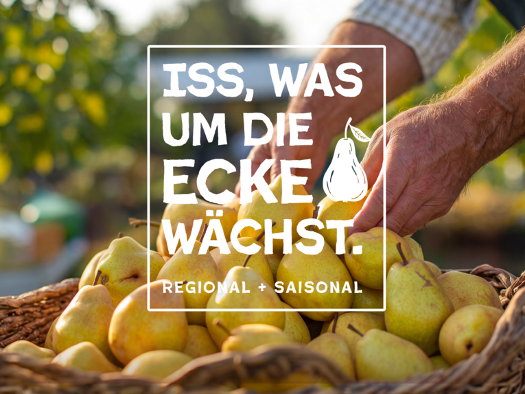 Hände sortieren Birnen in einem Korb