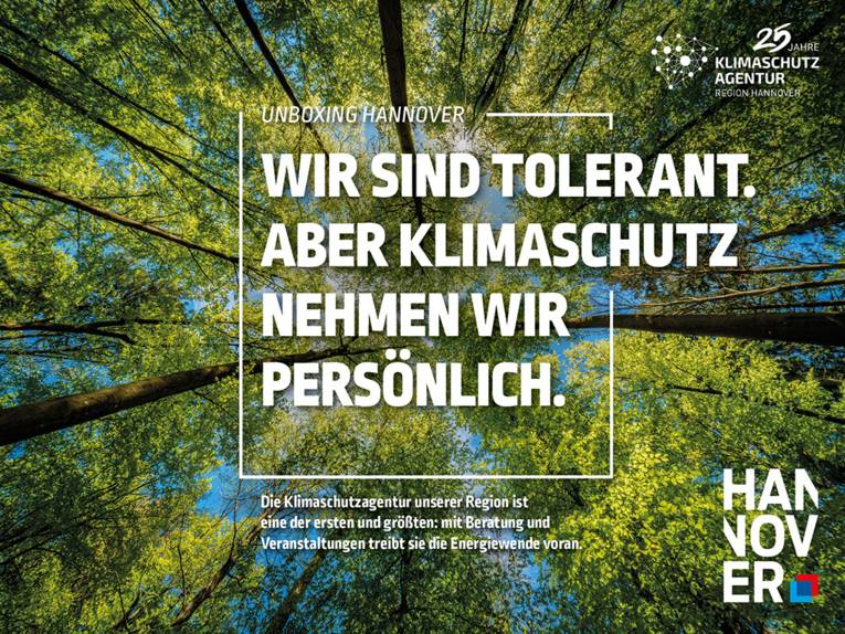 Motif forestier avec le slogan « Unboxing Hannover » : « Nous sommes tolérants. Mais nous prenons la protection du climat très à cœur. »