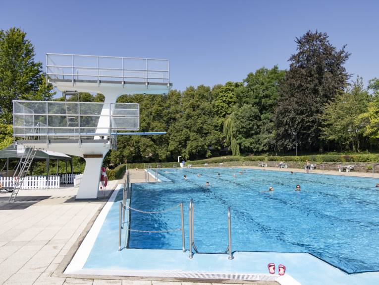 Schwimmerbecken mit Sprungturm