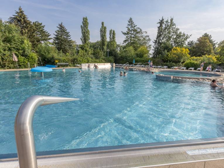 Menschen im Nichtschwimmerbecken