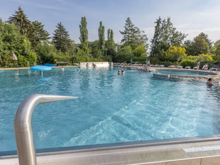 Menschen im Nichtschwimmerbecken
