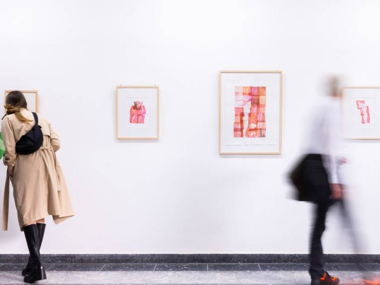 Publikum blickt auf Werke am Schauplatz für Kunst.