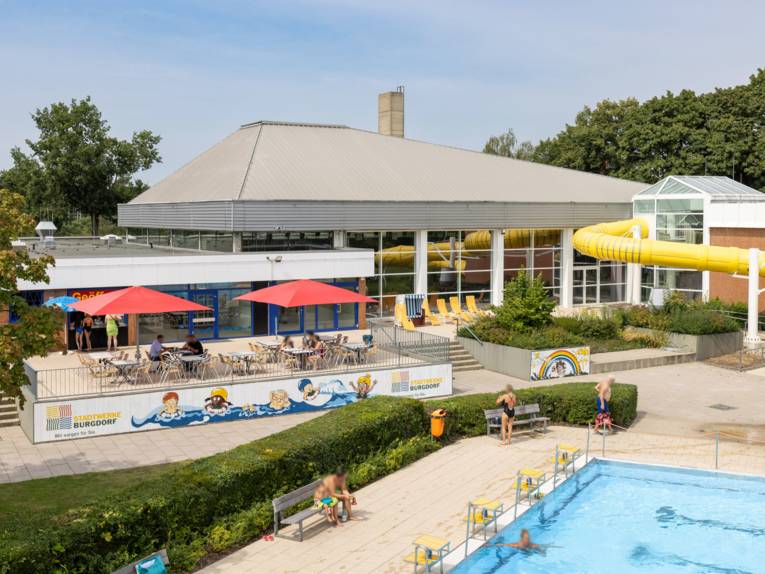 Gastronomiebereich und eine Halle von Außen