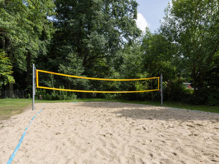 Volleyballnetz und Sandfläche