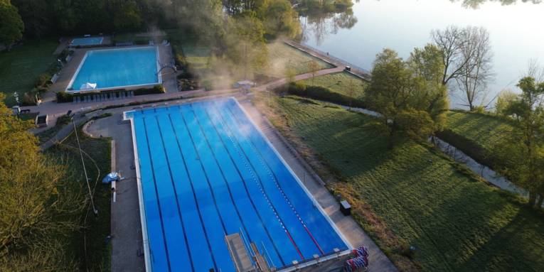 Luftaufnahme von Nichtschwimmer- und Schwimmerbecken in Hannover Ricklingen