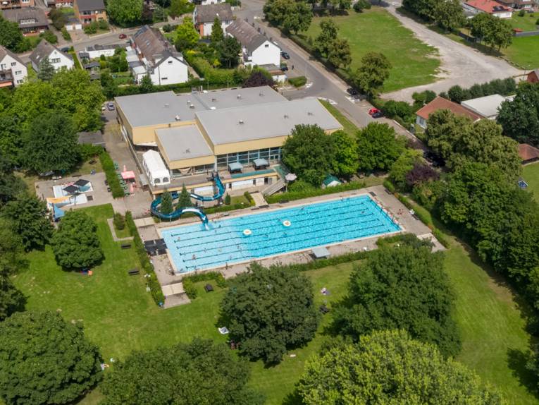 Luftbild von Schwimmhalle, Aussenbecken und Freigelände