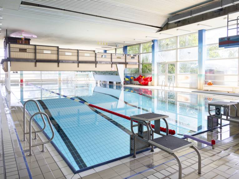 Hallenschwimmbecken mit Einstieg und Startblöcken