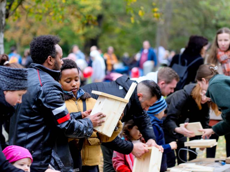 Menschen beim Tiergartenfest.