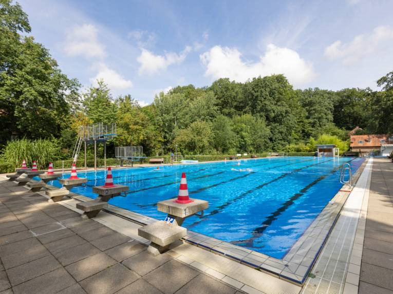 Schwimmbecken mit Sprunganlage, die Startblöcke sind mit Pylonen gesperrt