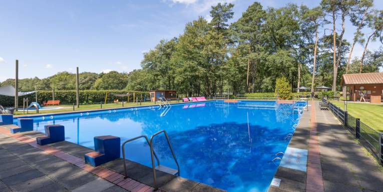 Becken eines in Schwimm- und Nichtschwimmerbereich geteilten Freibades aus Sicht des Schwimmbereichs