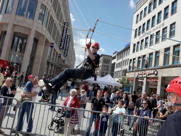 Die Retter von Feuerwehr, Hilfsorganisationen und privaten Anbietern im Rettungsdienst, stellen sich und ihre Organisationen auf der rund 600 Meter langen Blaulichtmeile vor.