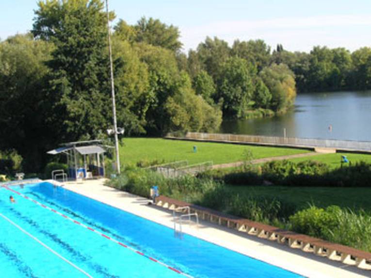 Blick auf das Schwimmbecken des Freibades und die angrenzenden Ricklinger Kiesteiche